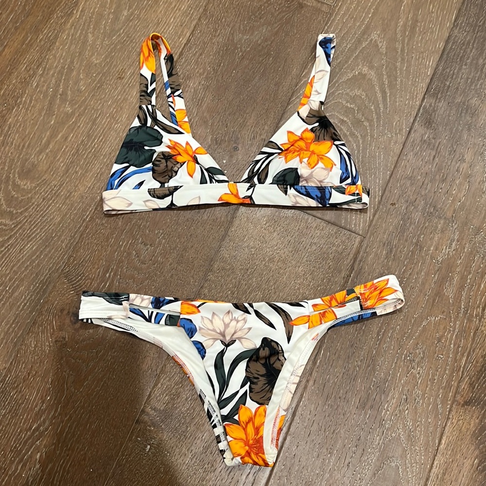 Vitamin A Neutra matching bikini in floral hvar